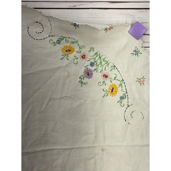 Vintage Linen White Table Cloth Hand Embroidered Flowers 34" X‎ 31.5" - Picture 4 of 5